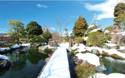 雪化粧した紅葉亭の庭園の様子